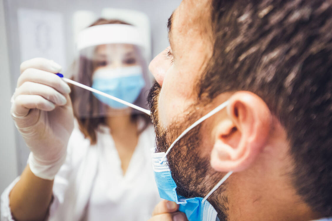 Für Apotheken, die Coronavirus-Schnelltests anbieten, kommen neben einer Kürzung der Vergütung auch neue Aufgaben zu. Beispielsweise müssen sich die Teststellen an die Corona-Warn-App ab August anschließen. / Foto: GettyImages/Lajst