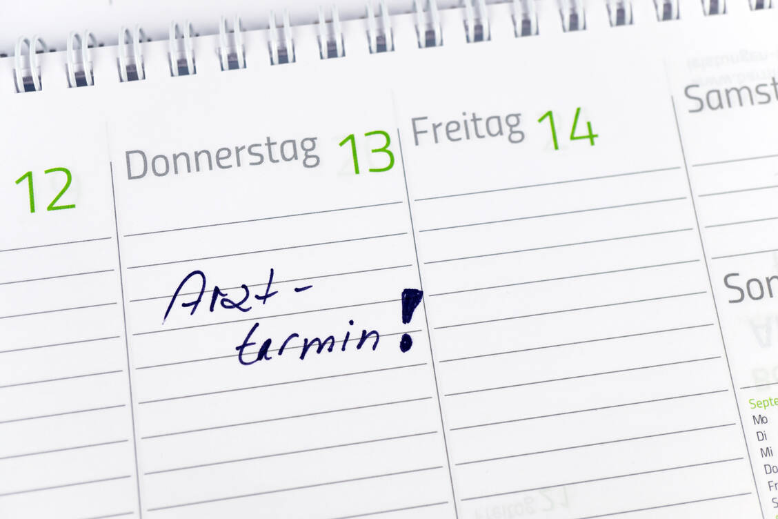 Mit dem GKV-Beitragssatzstabilisierungsgesetz werden in Arztpraxen viele extrabudgetäre Leistungen stärker begrenzt oder gestrichen. Mit einer schnelleren Terminvergabe, wie es der Koalition vorschwebt, dürfe man vor diesem Hintergrund erst mal nicht rechnen, meinen Ärzte. / © Adobe Stock/Angela Rohde