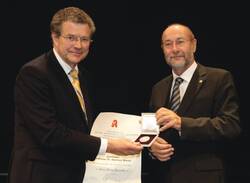 Hohe Auszeichnung für Professor Dr. Hartmut Morck (links): ABDA-Präsident Wolf überreicht ihm die Hans-Meyer-Medaille.