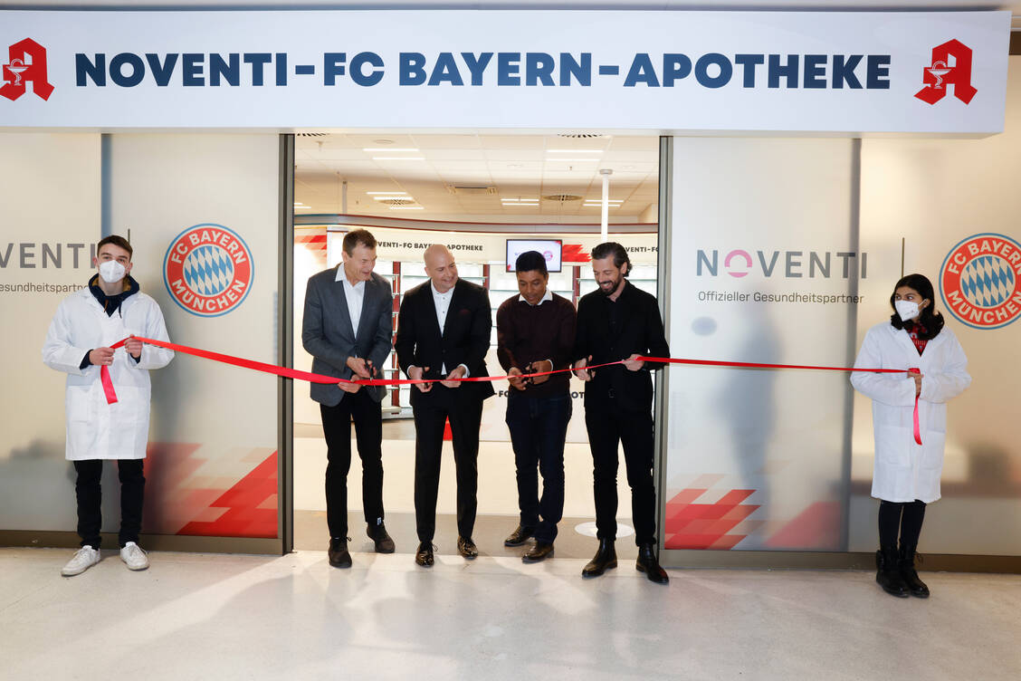 Für einen Tag mal die FC-Bayern Apotheke sein. Zum Start der Kooperation zwischen Noventi und FC Bayern ist eine Münchner Apotheke entsprechend eingeweiht worden. Andreas Jung, Marketing-Vorstand bei FCB,  Mark Böhm von Noventi, Ex-Bayern-Stürmerstar Giovane Élber und Silvio Kusche von Noventi (von links) eröffneten symbolisch die Kooperation. / Foto: Getty Images for Noventi/Franziska Krug