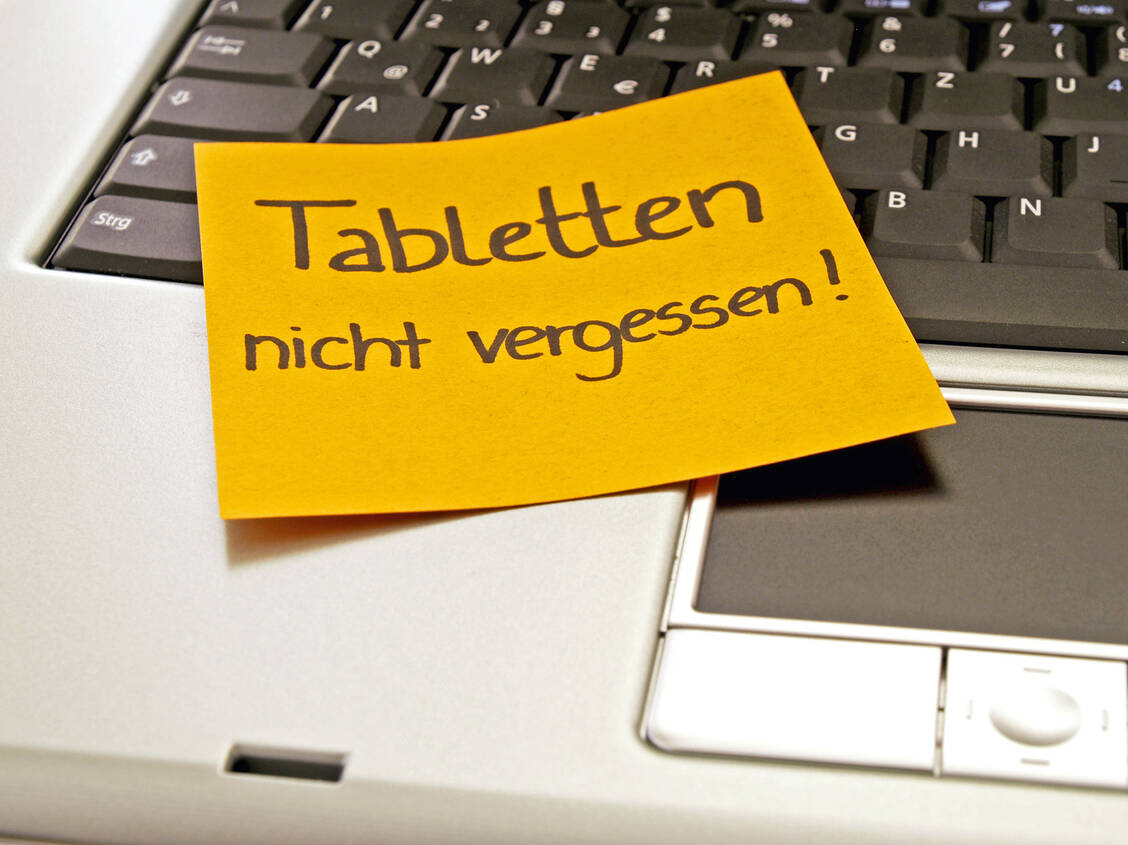 Kleine Erinnerungshilfen lohnen sich – mangelnde Adhärenz kann klinische Folgen haben. / Foto: imago stock&people