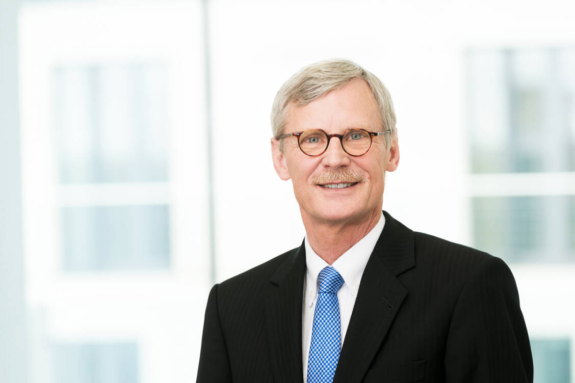 »Wenn der Hersteller sagt: ‚Das Ding kostet netto 2330 Euro inklusive Lieferung und Installation‘, dann muss die GKV auch 2330 Euro bezahlen«, sagt KBV-Vorstandsmitglied Thomas Kriedel. / Foto: axentis.de / Lopata