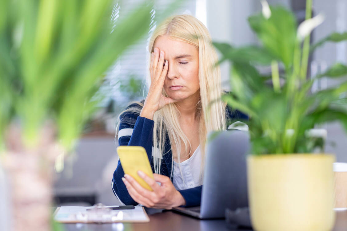 Wenn Versicherte der AOK Plus gesundheitliche Probleme haben, können sie seit Kurzem einen »Symptomcheck« per App nutzen.  / Foto: imago images/Westend61