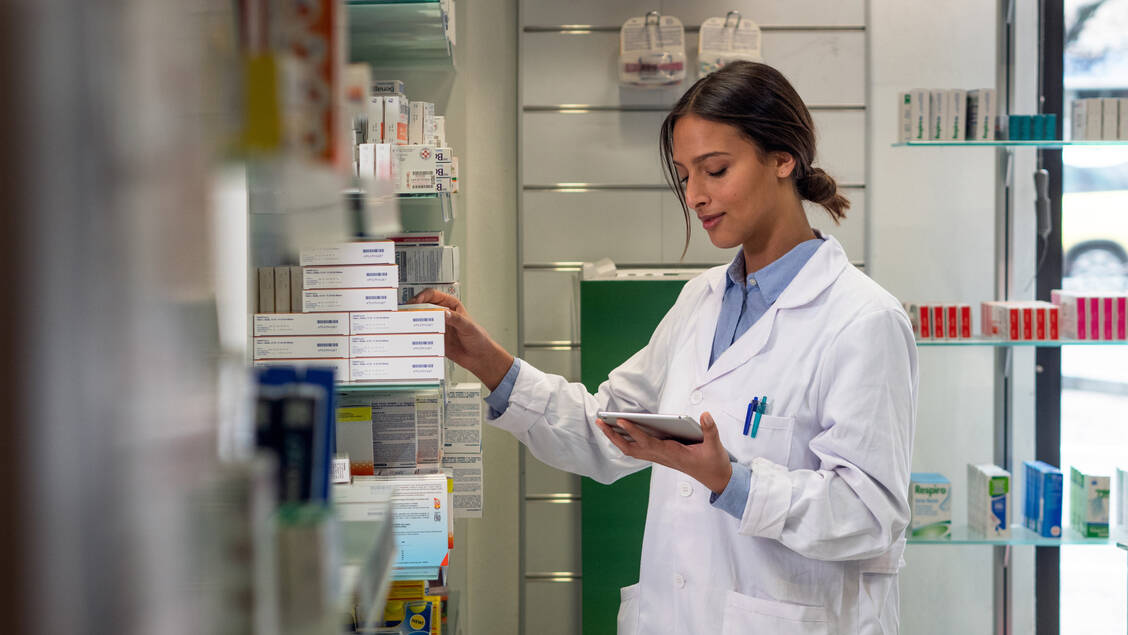 Mehr Digitalisierung und eine effiziente Lagerhaltung: Das ist für die Apotheke ökologisch und wirtschaftlich sinnvoll. / Foto: Adobe Stock/HQuality