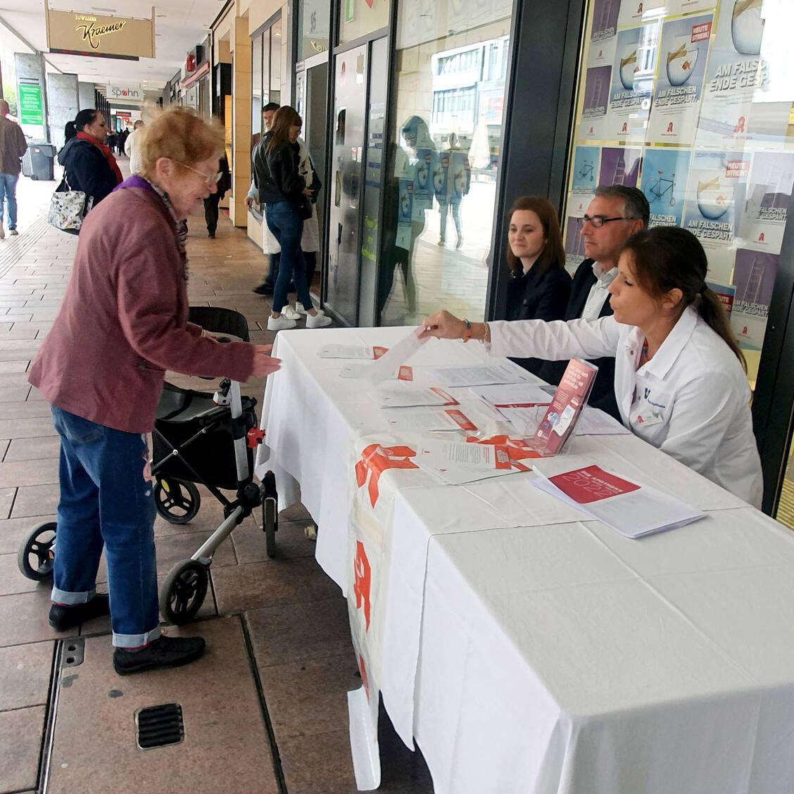 Susanne Koch, Verbandschefin im Saarland (hier links) und Kammer-Geschäftsführer Carsten Wohlfeil informieren Patienten über die Situation in den Apotheken. / Foto: PZ/Dölger