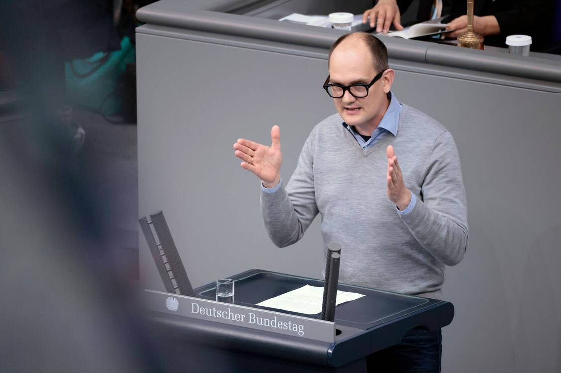 Dem Gesundheitspolitiker Janosch Dahmen zufolge treffen die strukturellen Probleme der Notfallversorgung auf immer weniger Fachpersonal. / Foto: IMAGO/Future Image