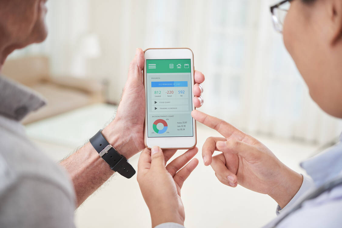Die meisten der Befragten sind durch ihren Arzt oder Therapeuten auf eine App als Therapieergänzung angesprochen worden. Doch nur 38 Prozent hatten ihr Nutzungsverhalten und die Resultate auch nachher mit den Behandlern besprochen. / Foto: Getty Images/DragonImages