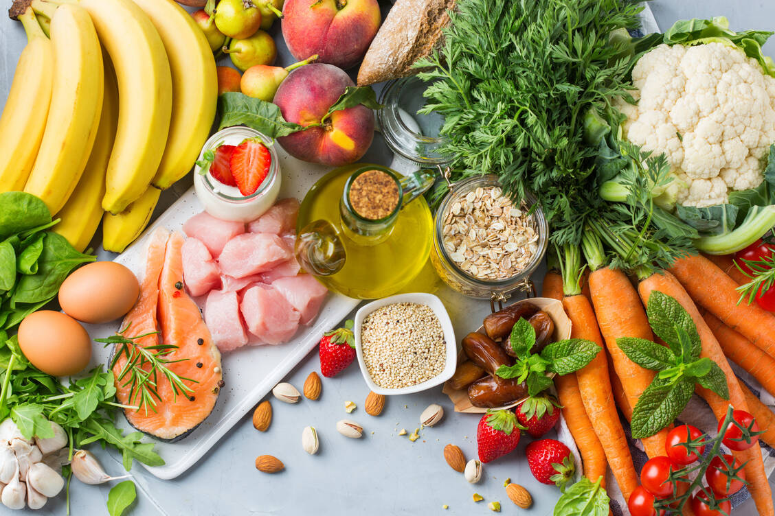 Die DASH-Diät mit viel Obst, Gemüse, Vollkornprodukten, fettarmen tierischen Lebensmitteln und wenig Salz und Zucker ist laut der American Heart Association die herzgesündeste Ernährungsform. Kein Wunder – sie wurde für Hypertoniker entwickelt. / Foto: Adobe Stock/aamulya