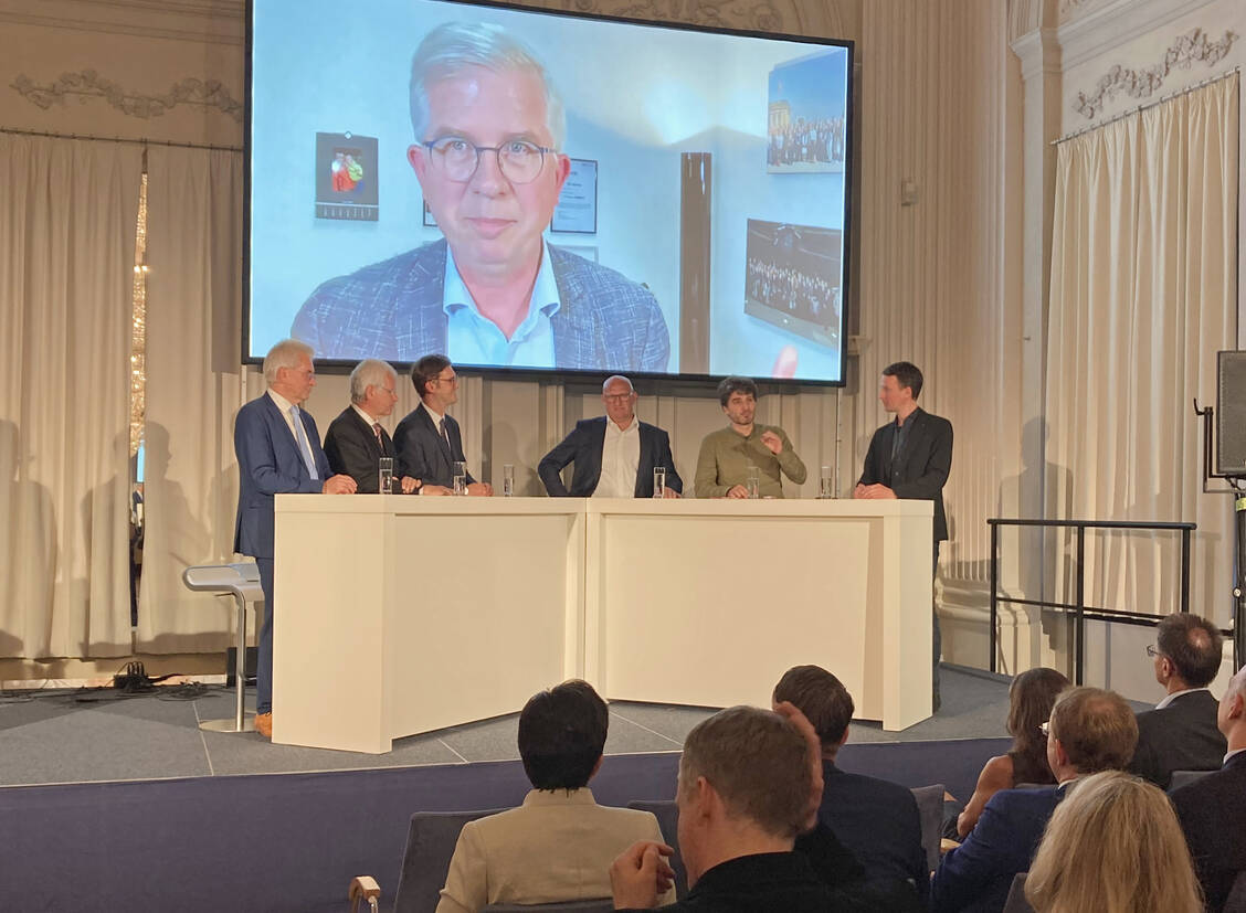 Zur Diskussionsrunde »Zukunft Apotheke 2.0« begrüßte Moderator und PZ-Chefredakteur Alexander Müller (von rechts): Ates Gürnipar (Die Linke), Anton Rittel (Freie Wähler), Stephan Pilsinger (CSU), Kammerpräsident Thomas Benkert und den Verbandsvorsitzenden Hans-Peter Hubmann. Online zugeschaltet war Andrew Ullmann (FDP). / Foto: BLAK/Schulz