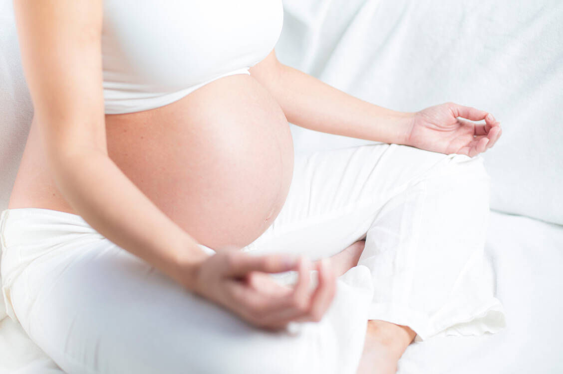 Schmerzen müssen auch in der Schwangerschaft behandelt werden. Oft haben die Frauen gute Erfolge mit Akupunktur, Physiotherapie, Yoga und Entspannungstechniken. / © Adobe Stock/mmphoto