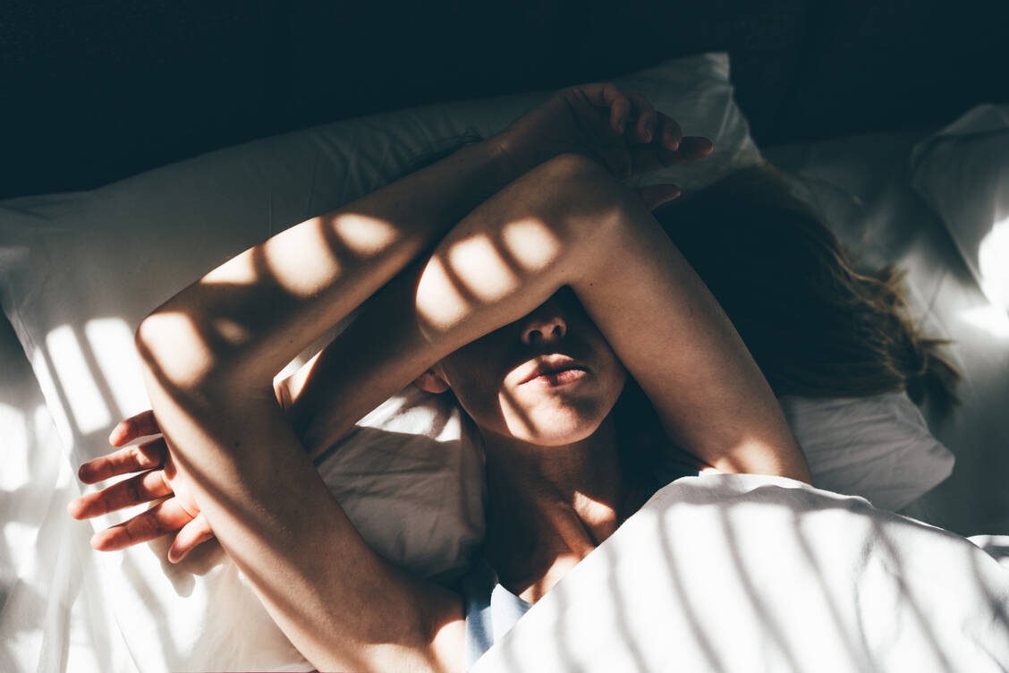Menschen, die nachts arbeiten und tagsüber schlafen, produzieren oft weniger Melatonin. / © Getty Images/Maria Korneeva
