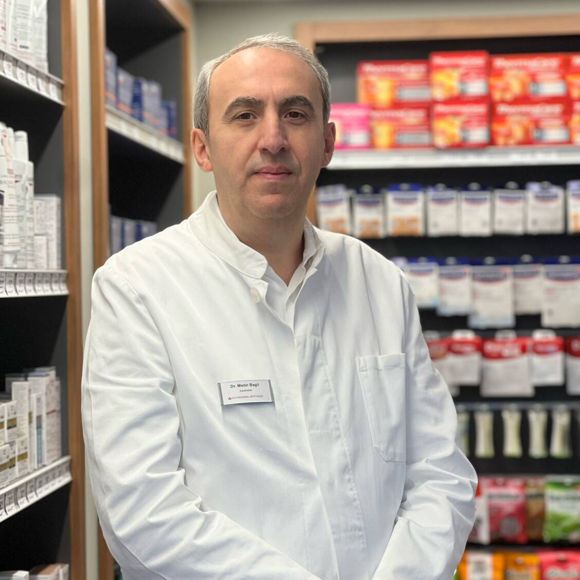 Apotheker Dr. Metin Bagli, Inhaber der Katharinen-Apotheke in Köln, begann vor mehr als 15 Jahren, sich intensiv mit dem Thema Therapiesicherheit zu beschäftigen. / © Privat