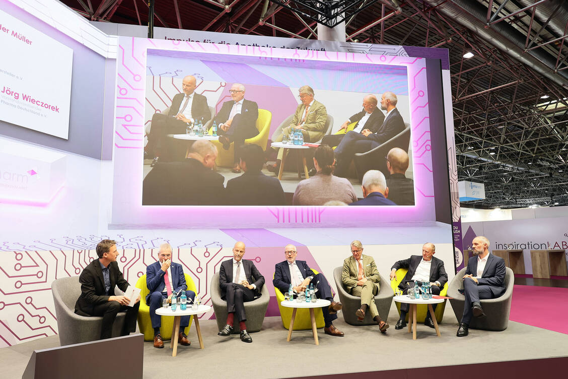 Die Eröffnungsdiskussionsrunde der Expopharm 2025.  / © PZ/Alois Müller