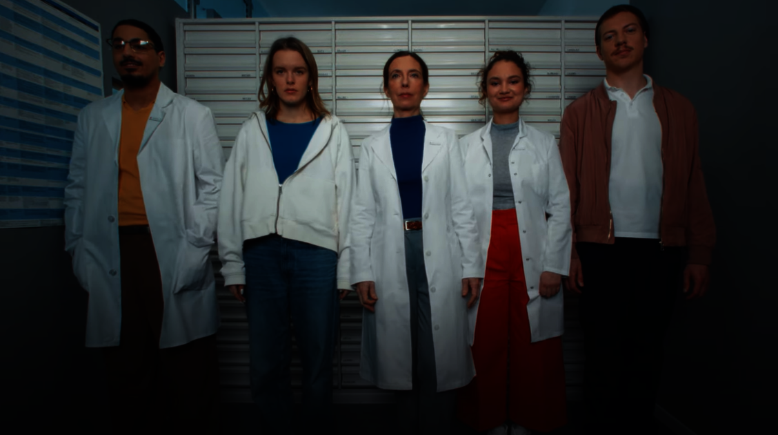 Paula (zweite von rechts) und das Team der »Lotus-Apotheke«.  / Foto: Screenshot YouTube