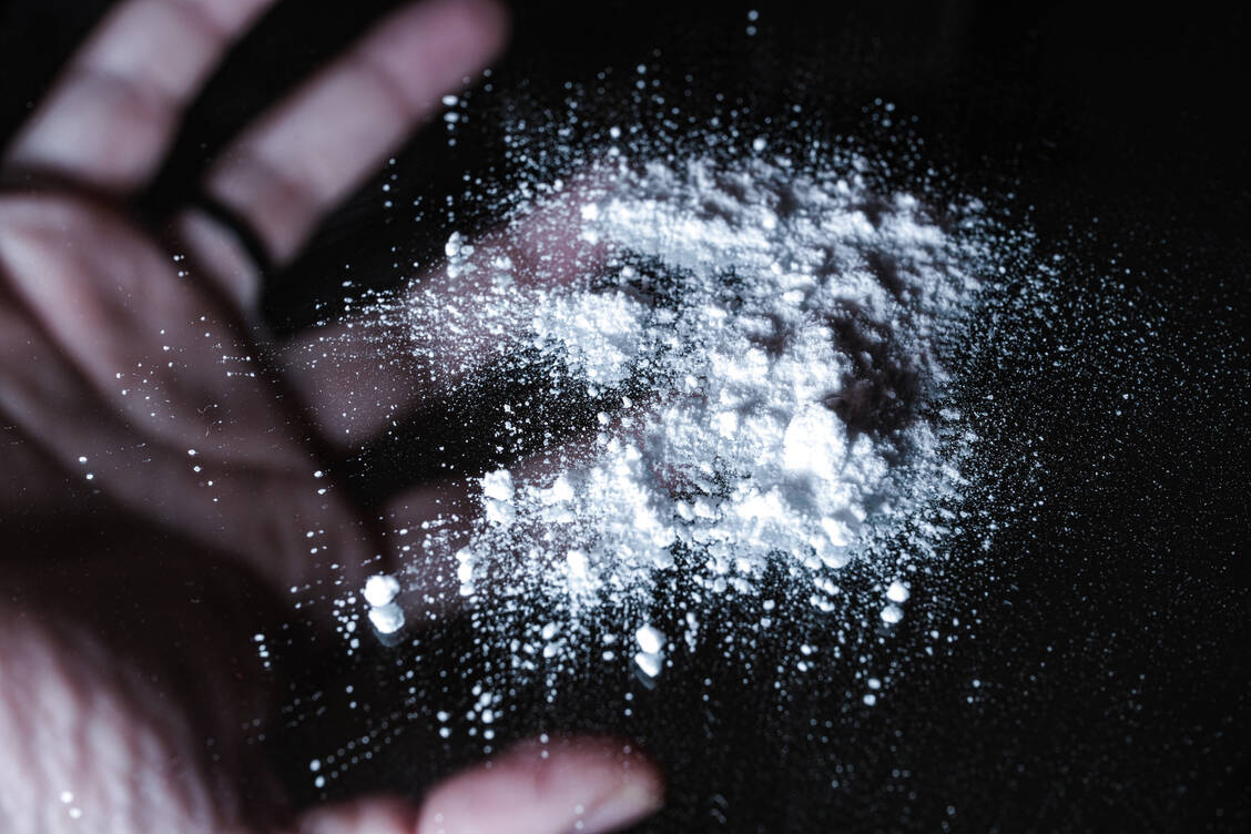 Fentanyl wird wegen der enormen Wirksamkeit und des hohen Suchtpotenzials häufig anderen Drogen beigemengt. / © Getty Images/Stefano Madrigali Photography