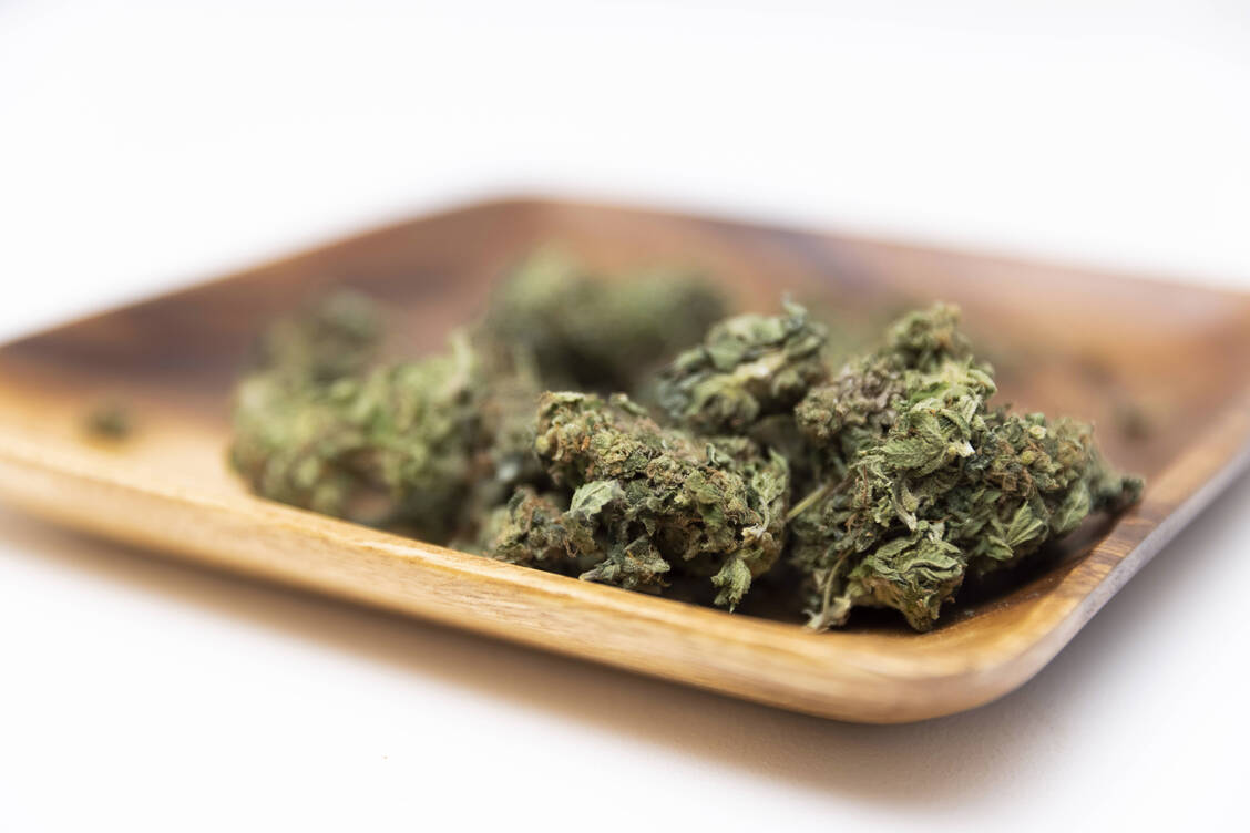 Medizinalcannabis soll künftig nicht mehr so einfach zu beziehen sein, das sieht das neue Medizinalcannabisgesetz (MedCanG) vor. An diesem Mittwoch wird der Gesetzentwurf im Gesundheitsausschuss des Bundestags beraten. / © Imago images/Andre Germar