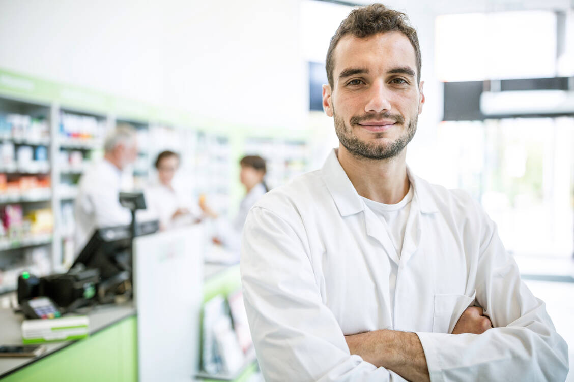 Ein Fünftel der jungen Apothekerschaft kann sich vorstellen, in den nächsten Jahren eine eigene Apotheke zu führen. / Foto: Adobe Stock/Westend61
