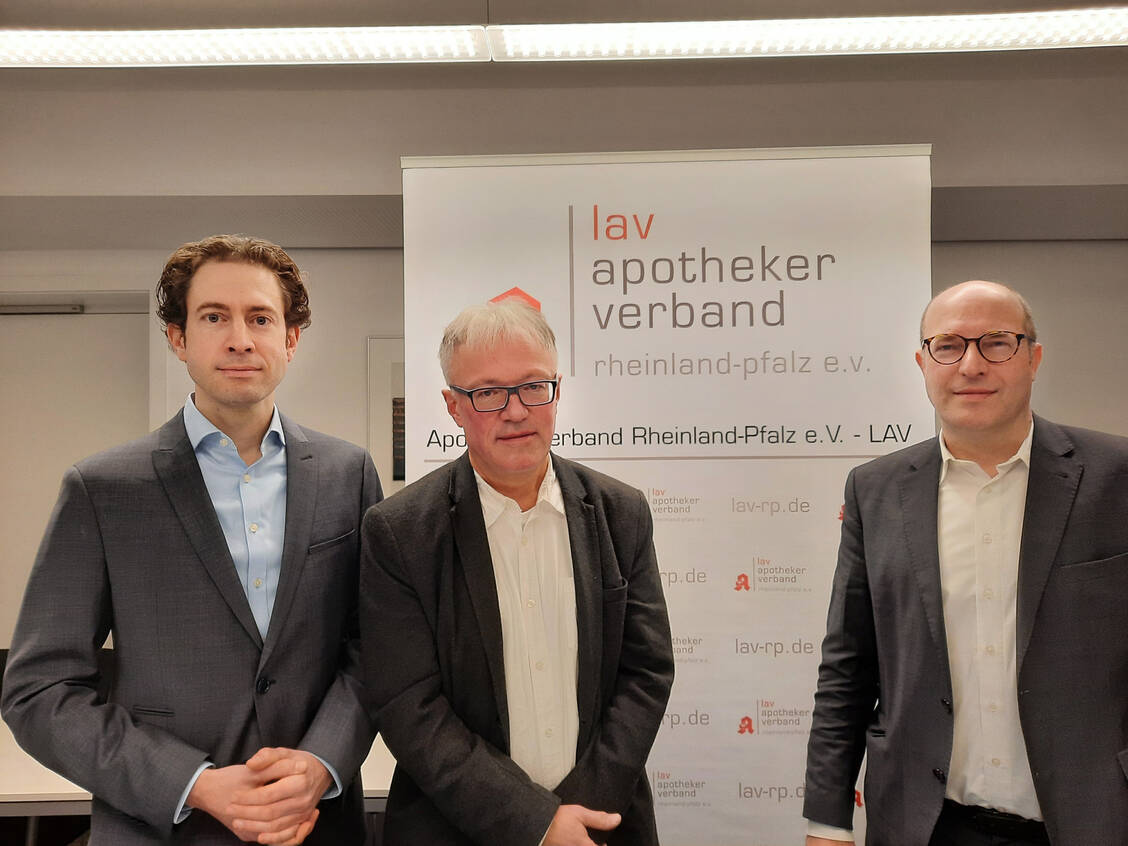 Der Landesapothekerverband Rheinland Pfalz will früh Kontakt zur neuen Landesregierung aufnehmen und auf eine Stärkung der Vor-Ort-Apotheken drängen: Jan-Niklas Francke, 1. Vorsitzender, Andreas Hott 2. Vorsitzender und LAV-Geschäftsführer Peter Schreiber (v.l.n.r.) / © PZ/Christina Hohmann-Jeddi
