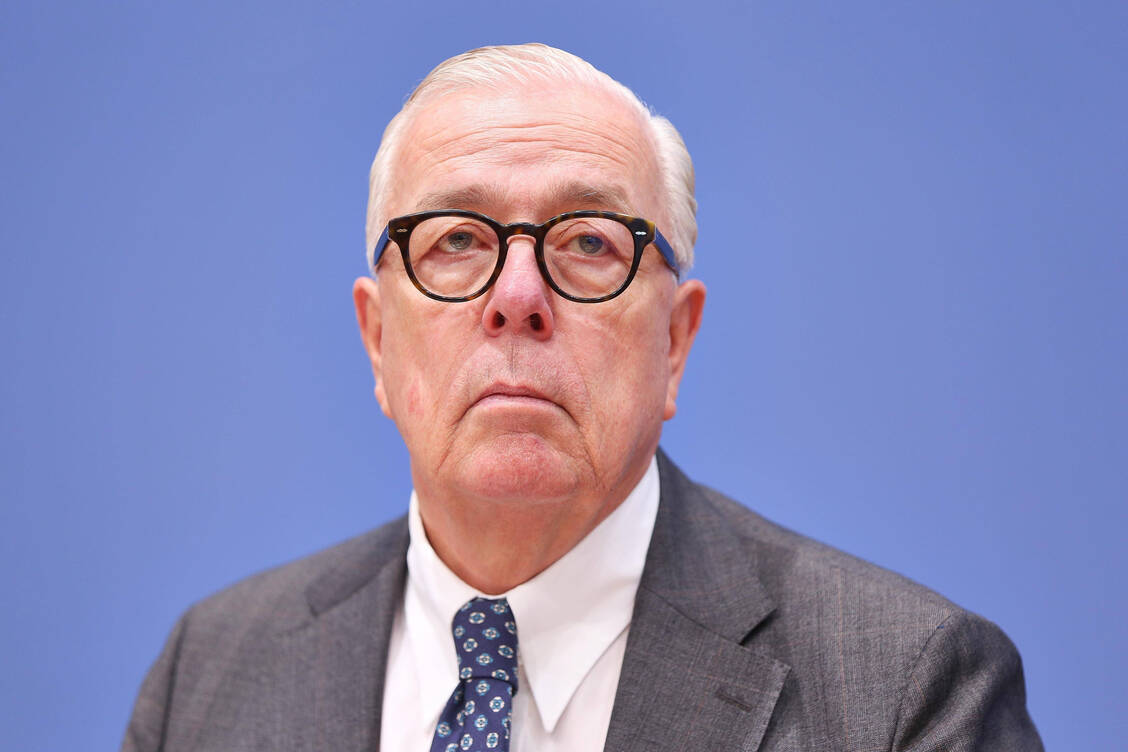 Ärztekammerpräsident Klaus Reinhardt schätzt die Sparvorschläge als fair ein, plädiert für eine Beteiligung durch das ärztliche Personal und weist auf die Evaluation der Wirksamkeit der Sparmaßnahmen hin.  / © Imago / dts Nachrichtenagentur