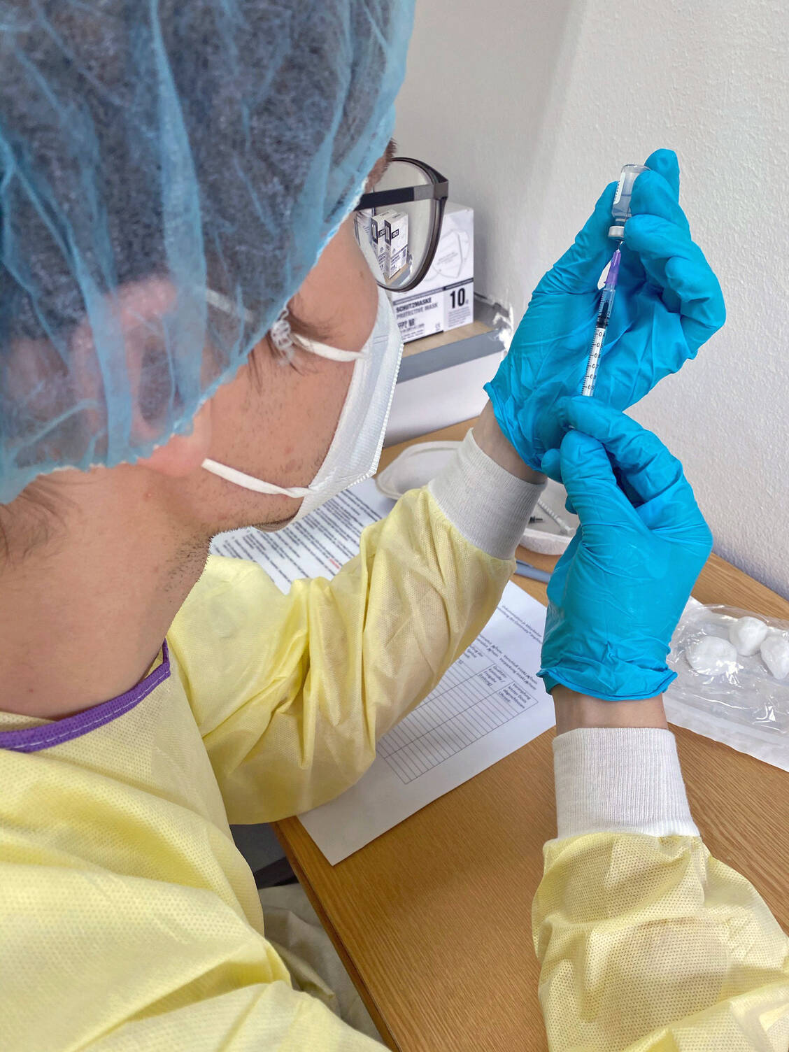 Unter dem Motto »Wir haben Ihre Impfdosis aufgezogen – Ihr Institut für Pharmazie«: Doktorand aus dem Arbeitskreis von Professor Dr. Kloft, FU-Berlin. / Foto: Karin Bauer-Leppin