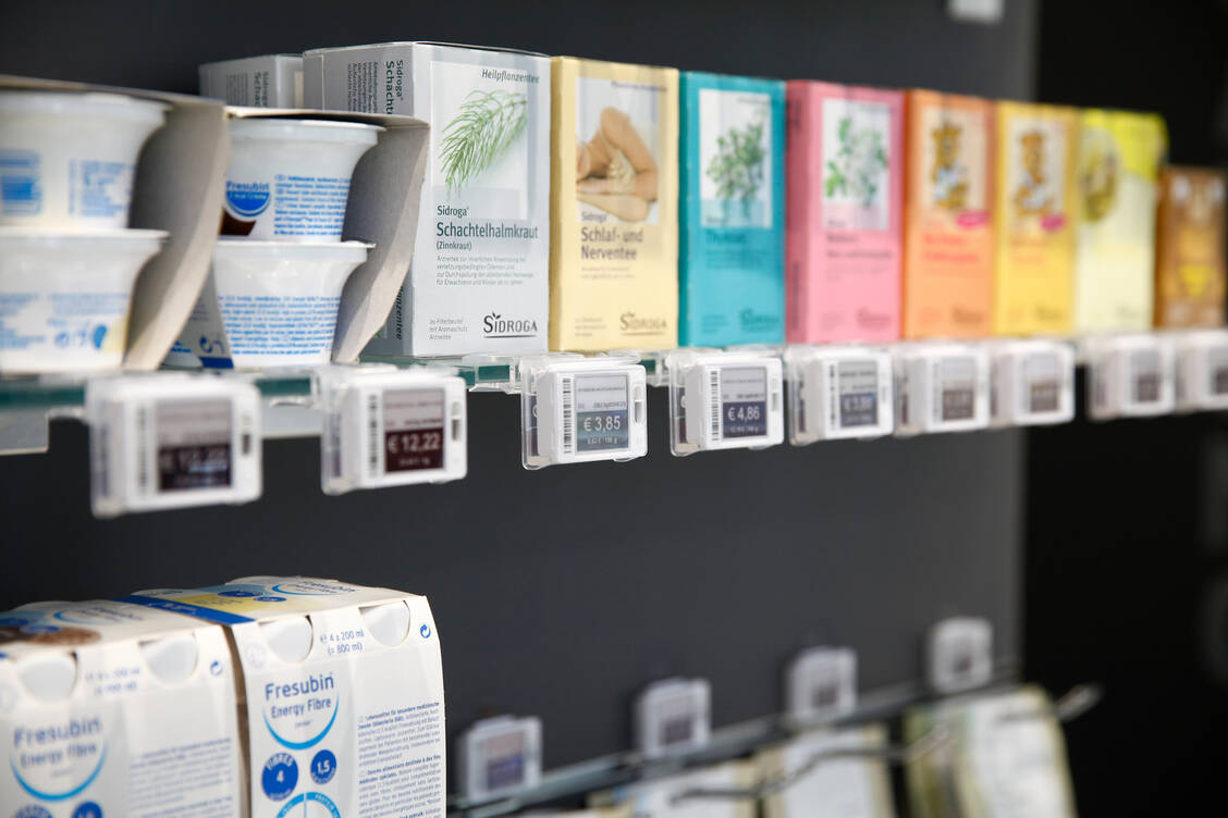 Digitale Preisanzeigen sind eine Möglichkeit, die Preise für Sicht- und Freiwahl-Produkte zu optimieren. / Foto: Pharmatechnik