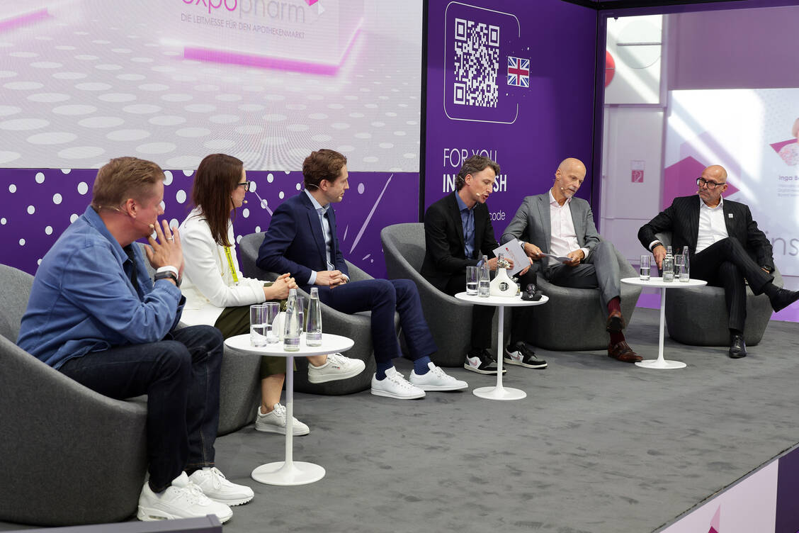(v. l. n. r.) Jan Reuter (Apotheker und YouTuber), Tatjana Buck (Apothekerin), Jan-Niklas Francke (DAV), Alexander Müller (PZ-Chefredakteur), Kai Joachimsen (BPI) und Adam Faßbender (BPI) auf der Expopharm. / © PZ/Alois Müller