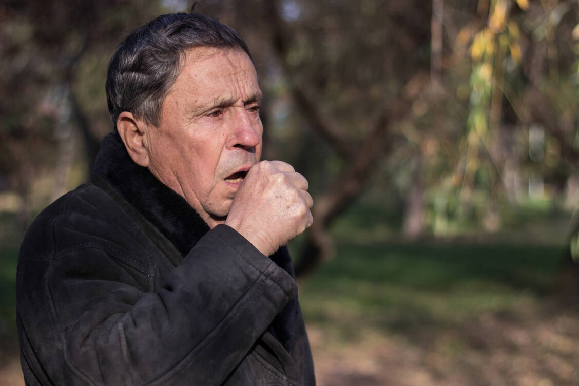 Nicht immer kann eine chronisch-obstruktive Lungenerkrankung (COPD) mit Inhalativa ausreichend kontrolliert werden. Einen neuen Ansatz in dieser Situation könnte der IL-33-Hemmer Tozorakimab darstellen. / © Shutterstock/sanjagrujic