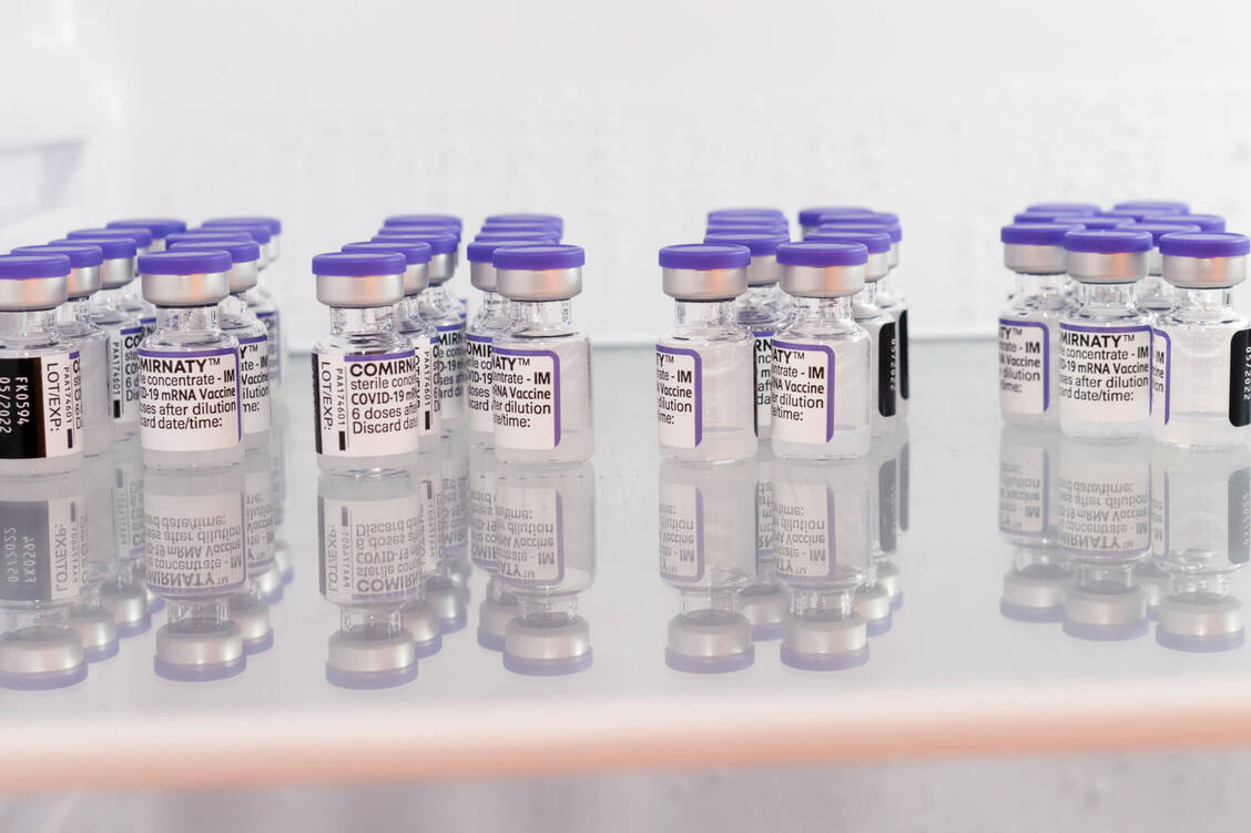 Die Vakzine von Biontech/Pfizer ist weiterhin nur kontingentiert lieferbar. Ab 10. Januar könnte die bisherige Höchstbestellmenge von 30 Impfdosen pro Praxis fallen. / Foto: Imago Images/ZUMA Wire