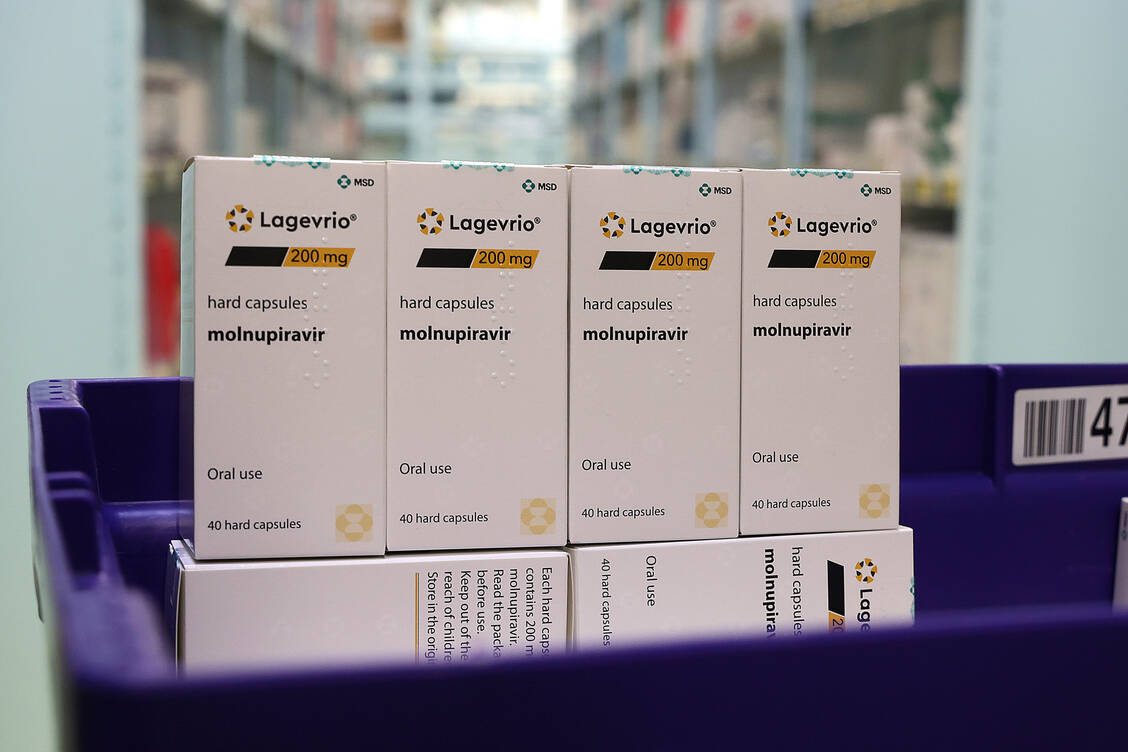 Sowohl Lagevrio<sup>®  </sup>als auch Paxlovid<sup>® </sup>wirken sich einer chinesischen Studie zufolge positiv auf die Covid-19-bezogene Sterblichkeit aus.  / Foto: PZ/Alois Müller