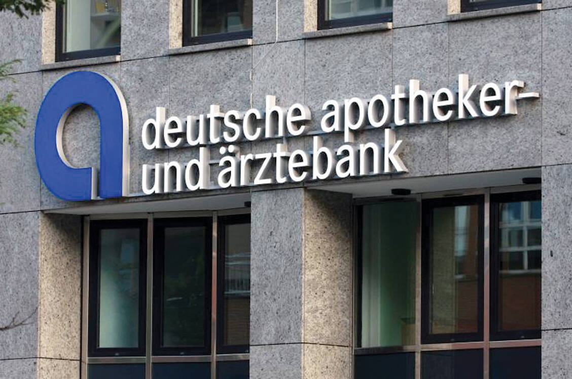 Anleger sind verunsichert, ob sie in der derzeitigen Situation noch in Aktien investieren sollten. Die Apobank empfiehlt, schrittweise zu kaufen. / Foto: PZ/Alois Müller