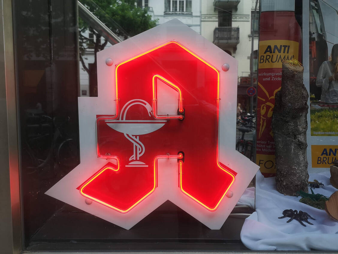Es sieht düster aus für die Vor-Ort-Apotheken: Laut Treuhand beschleunigt sich der Abwärtstrend zusehens und immer mehr Apotheken müssen schließen. / Foto: PZ/Daniela Hüttemann