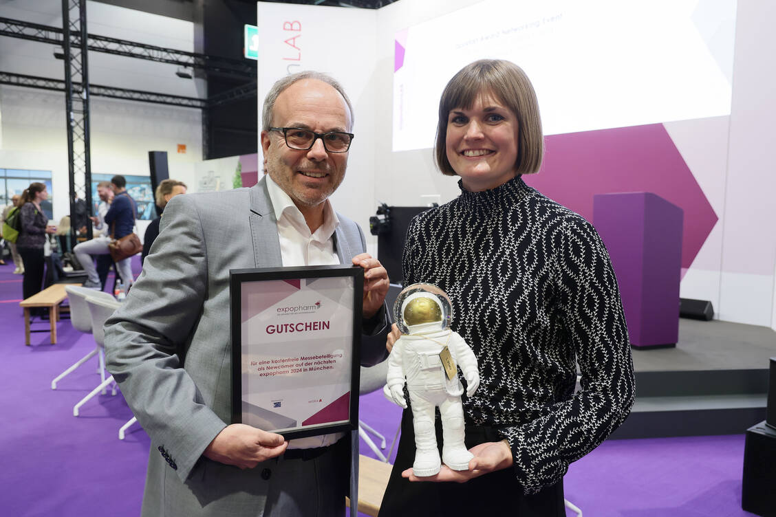 Die diesjährigen Gewinner des Apostart-Awards: Apotheker Burkhard Pölzing und die PTA Lina Kalmer.  / Foto: PZ/Alois Müller