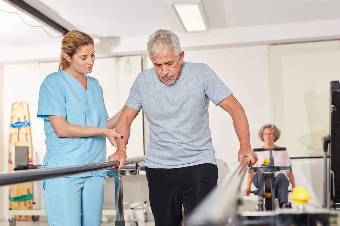 Beweglichkeit, Koordination und Gleichgewicht zu trainieren, ist ein wichtiges Ziel der Physiotherapie bei Parkinson-Krankheit. / Foto: Adobe Stock/Robert Kneschke