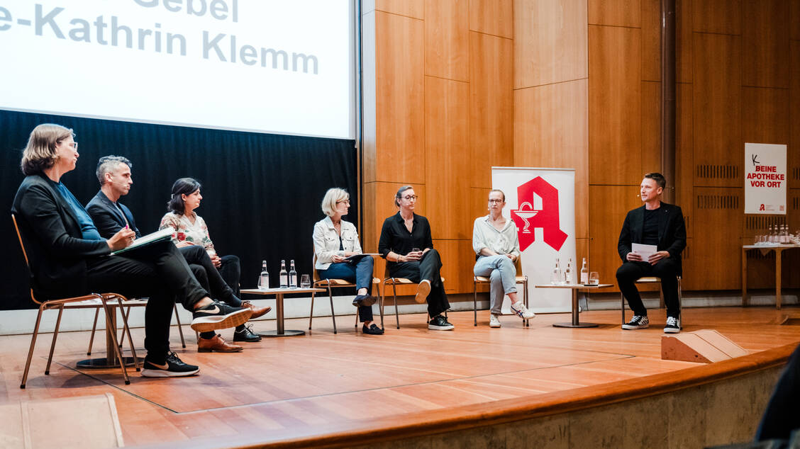 Silke Gebel, Peter Bobbert, Dena Rostamzadeh, Anne-Kathrin Klemm, Melanie Dolfen und Nicole Praima (v.l.n.r.) sprachen mit Moderator Alexander Müller (rechts) über die geplante Apothekenreform.  / Foto: Sandra Schneider, Spreekind-Fotografie