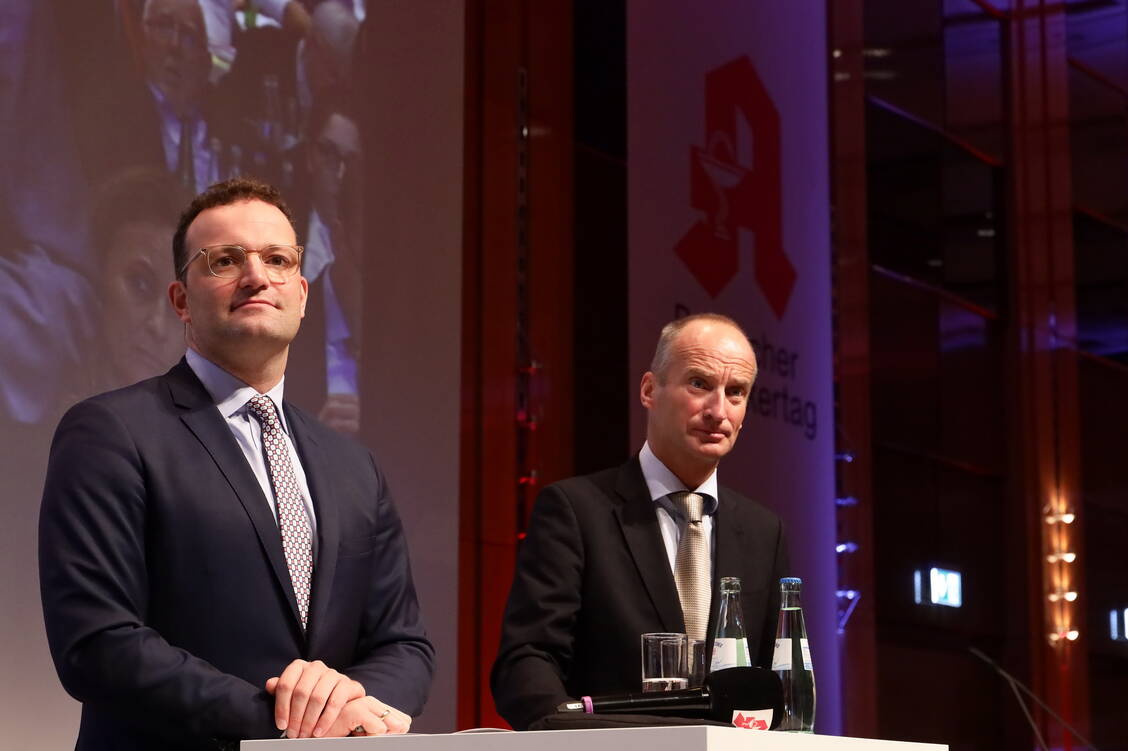 ABDA-Präsident Friedemann Schmidt (rechts) hat heute Jens Spahn in Düsseldorf empfangen. Nach seiner Rede diskutierte der Minsiter noch mit den Apothekern. / Foto: PZ/Alois Mueller