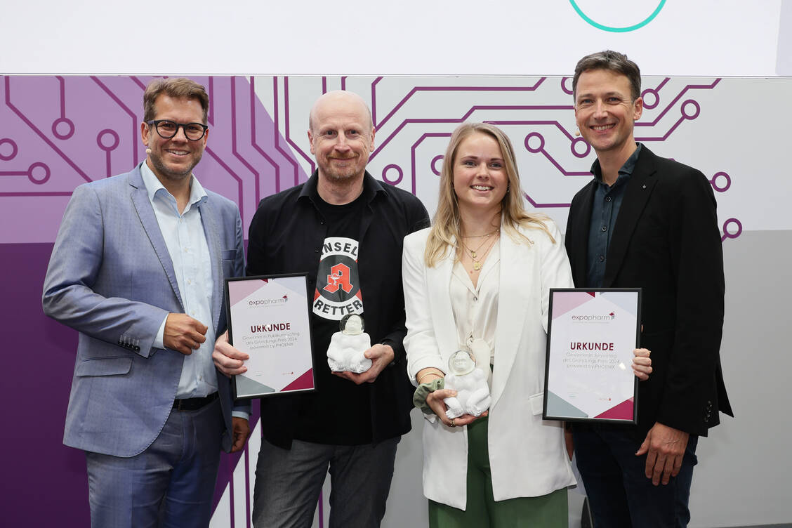 Den neuen Expopharm-Gründungspreis powered by Phoenix überreichten Sven Simons von Phoenix (links) und PZ-Chefredakteur Alexander Müller (rechts) an Jörg Spillner von der Insel Apotheke Wangerooge und Imke Reinhard von der Apotheke am Kreisel, Königstein im Taunus. / © PZ/Alois Müller