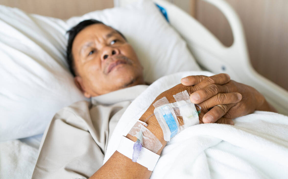 Bei einer schweren Malaria-Infektion erfolgt die Behandlung stationär. Das intravenös verabreichte Artemisinin-Derivat Artesunat ist seit Jahren das Mittel der Wahl – jetzt muss es nicht mehr importiert werden. / © Getty Images/skaman306