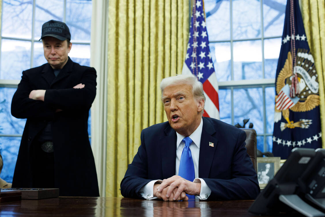 US-Präsident Donald Trump und das von Elon Musk geleitete Department of Government Efficiency (DOGE) wollen die Staatsausgaben drastisch kürzen.  / © IMAGO/Newscom / AdMedia