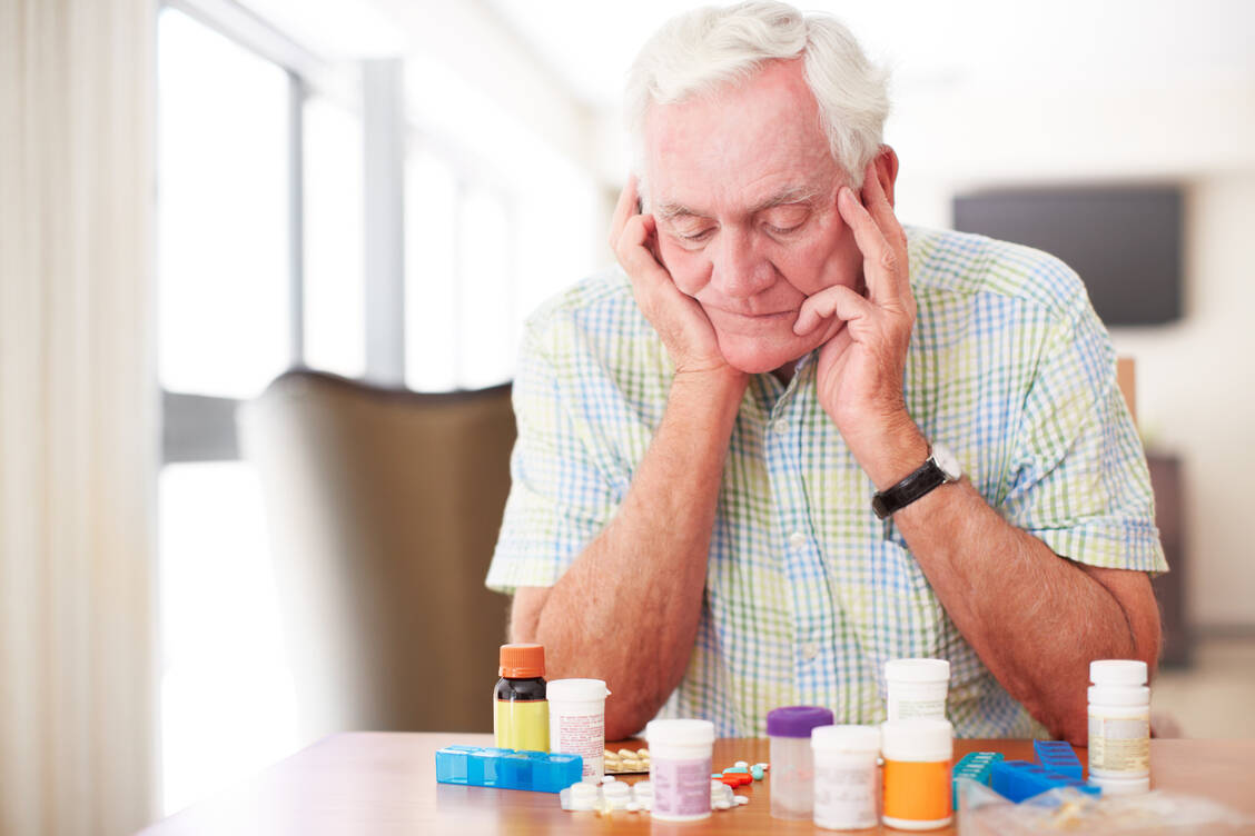 Eine Polypharmazie mit zahlreichen eingenommenen Medikamenten überfordert viele Patienten. Der Medikationsplan kann helfen, den Überblick zu behalten – wenn er selbst gut erklärt wird. / Foto: Getty Images/Goodboy Picture Company