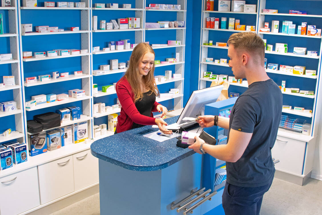 Zwei Pharmaziestudierende im »Medikations-Management-Center« der FU Berlin. / Foto: Josefine Schulz
