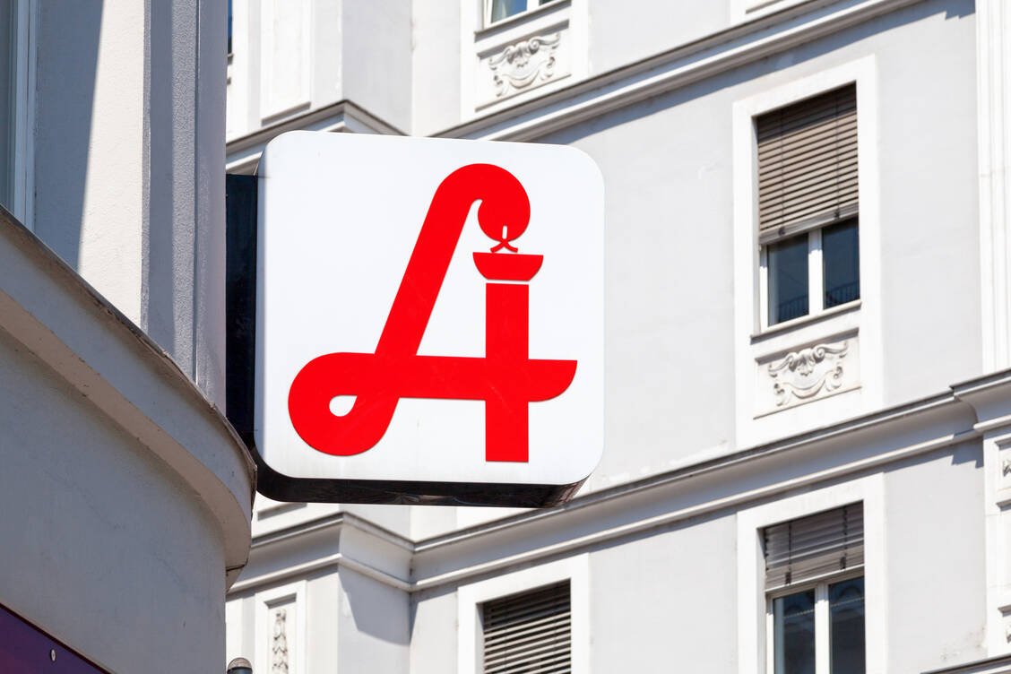 Land im Lockdown: Auch in Österreich gelten strenge Vorkehrungen zur Eindämmung des Coronavirus. Das Dienstleistungsspektrum der Apothekerinnen und Apotheker ist in der Pandemie breiter als zuvor. / Foto: Getty Images/Gwengoat