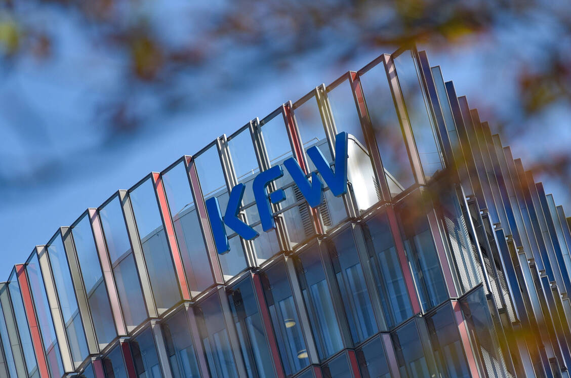 Nur 87 Apotheken erhielten nach der AvP-Insolvenz einen KfW-Kredit. Die betroffenen Apotheken wandten sich häufig an ihre Hausbank, etwa die Apobank und ließen sich beraten. / Foto: Imago Images/Jan Huebner