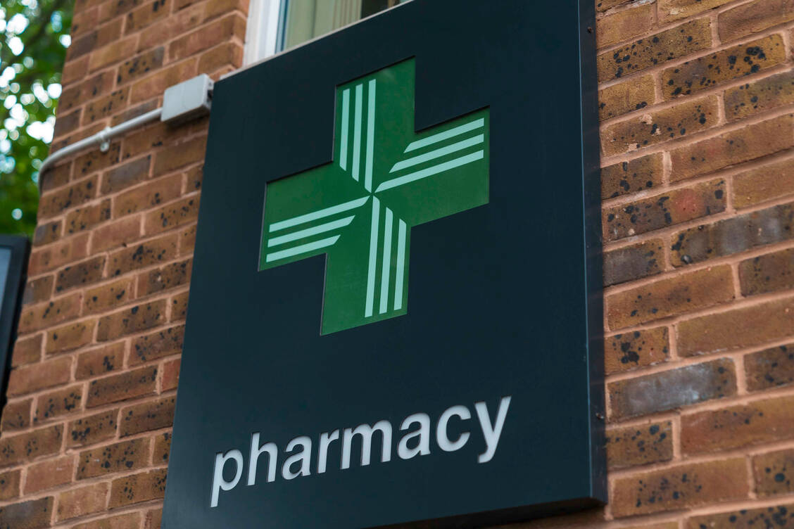 Impfen in der Apotheke: Englische Offizinen sollen nach Berichten des »Pharmaceutical Journal«12,58 Britische Pfund (fast 14 Euro) pro Impfung bekommen. / Foto: Shutterstock/PPandV