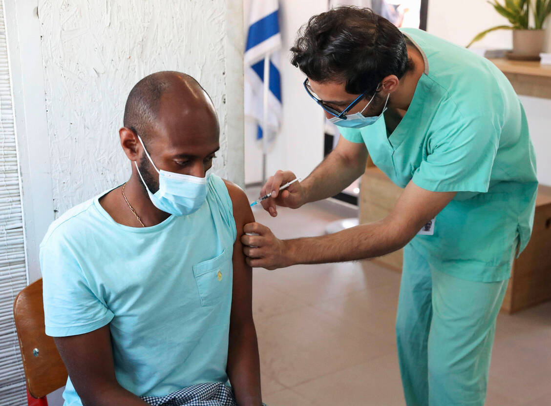 Die Daten aus Israel machen Hoffnung, dass sich das Coronavirus tatsächlich mit Impfungen besiegen lässt. / Foto: imago images/Kyodo News