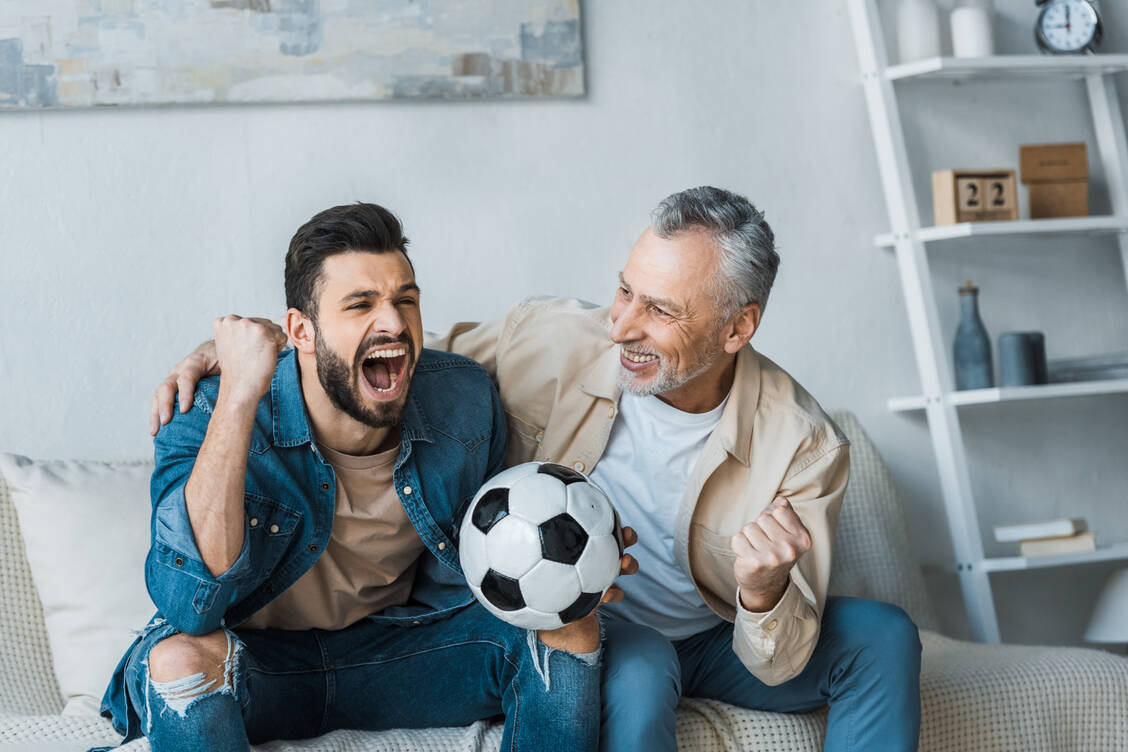 Jüngere und sportliche Menschen haben durch die Aufregung bei einem wichtigen Fußballspiel wenig zu befürchten. Ältere Menschen mit Risikofaktoren wie Adipositas sollten dagegen möglichst gelassen bleiben. / Foto: Adobe Stock/Lightfield Studios