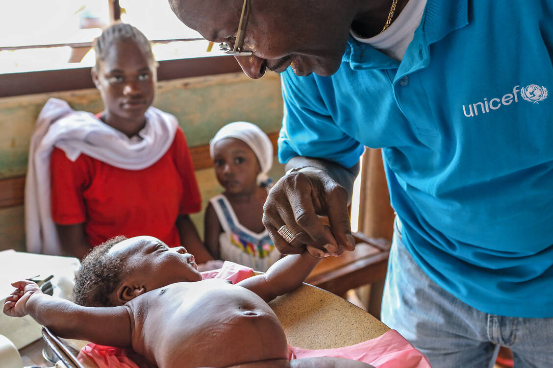 Eine Milliarde mehr Menschen als bislang sollen in den nächsten fünf Jahren einen besseren Zugang zur Gesundheitsversorgung bekommen. Das ist eines der Ziele der WHO. / Foto: UNICEF/Matas