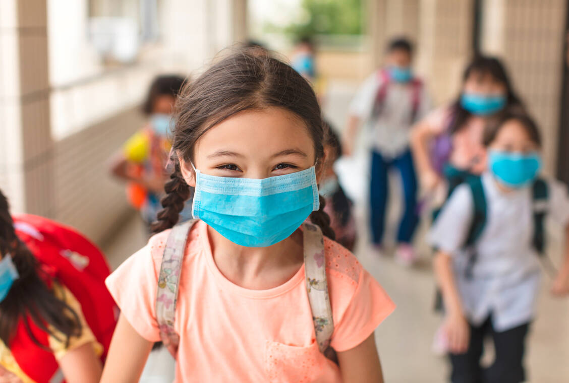 Mit den richtigen Hygiene- und Testkonzepten können die Schulen auch im kommenden Herbst offengehalten werden. Schulschließungen sollten in der Pandemiebekämpfung das letzte Mittel sein, fordern Experten. / Foto: Adobe Stock/Tom Wang