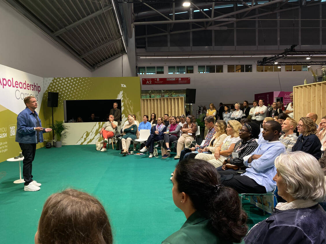 Apotheker und Youtuber Jan Reuter auf der Expopharm. / © PZ / Alexandra Amanatidou
