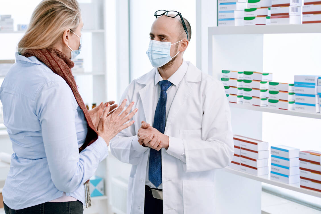 Neben den Zusatzaufgaben während der Pandemie sind die Apothekenteams einem erhöhten Infektionsrisiko ausgesetzt. Die Adexa fordert einen Corona-Bonus für die Angestellten. / Foto: Adobe Stock/yurolaitsalbert