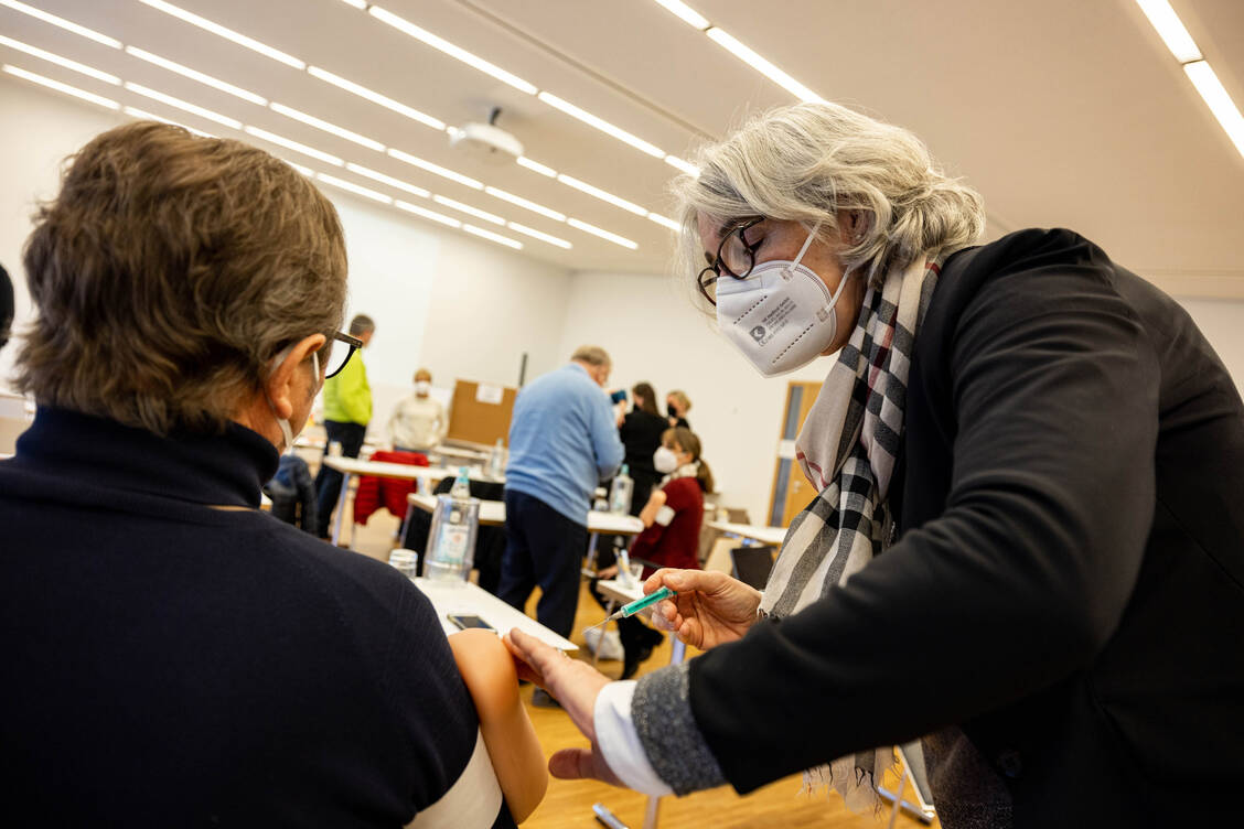 ABDA & AKWL-Präsidentin Gabriele Regina Overwiening übt bei einer Covid-19-Impfschulung an einem sogenannten Impftrainer. / Foto: AKWL/Leßmann